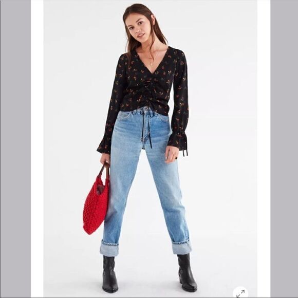 Urban Outfitters Deep V Cinched Floral Top - Picture 2 of 13